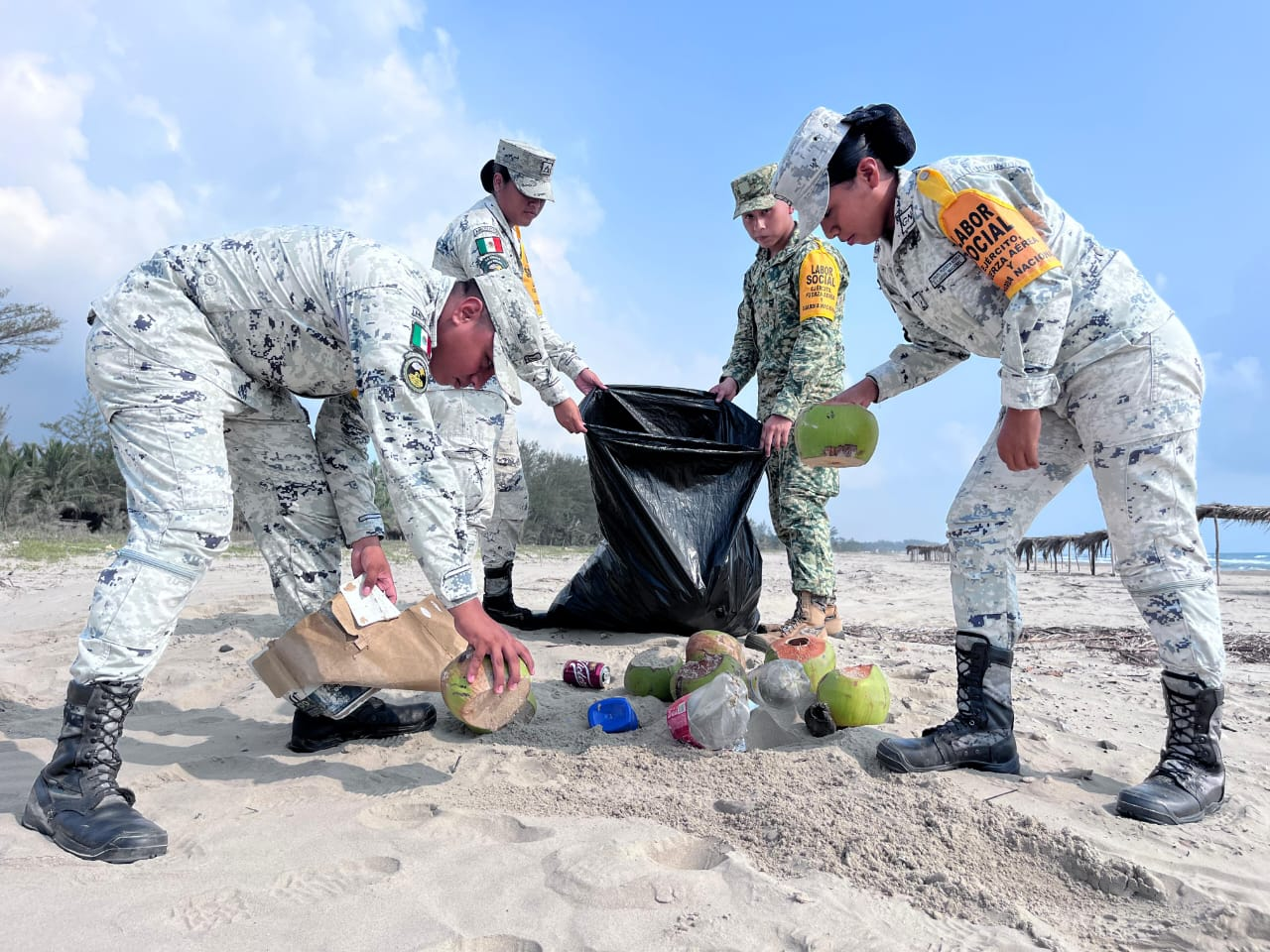 Ejército Mexicano y Guardia Nacional limpian playas Ejército Mexicano y Guardia Nacional limpian playas