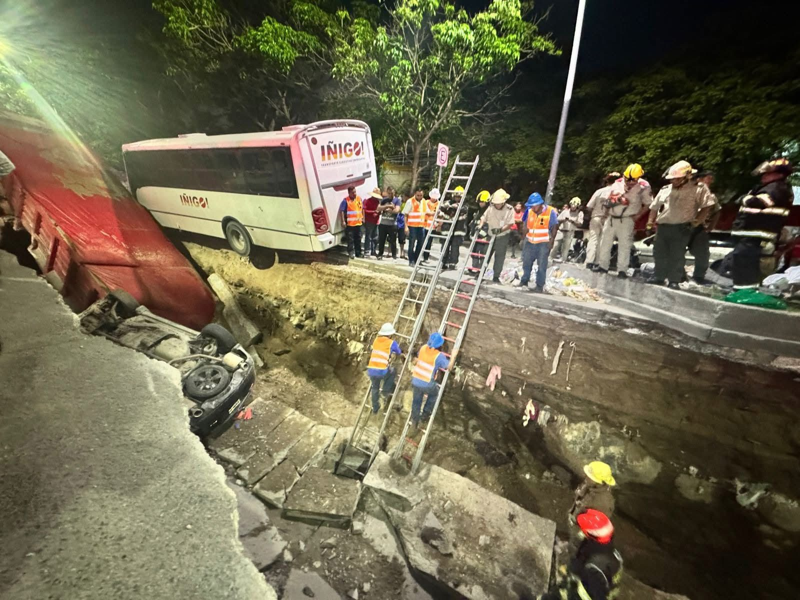 Enorme zocavon se traga 2 vehículos