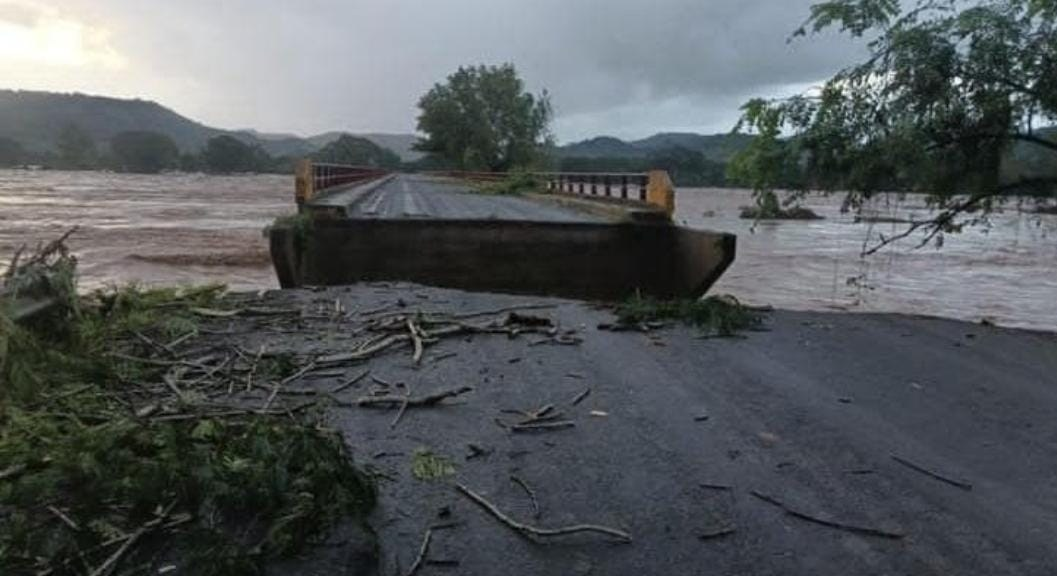 Colapsa puente en Ixhuatlán de Madero por aumento del nivel del río Colapsa puente en Ixhuatlán de Madero por aumento del nivel del río