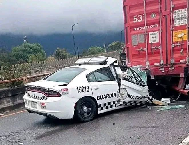 Patrulla de la Guardia Nacional se impacta en trailer estacionado Patrulla de la Guardia Nacional se impacta en trailer estacionado