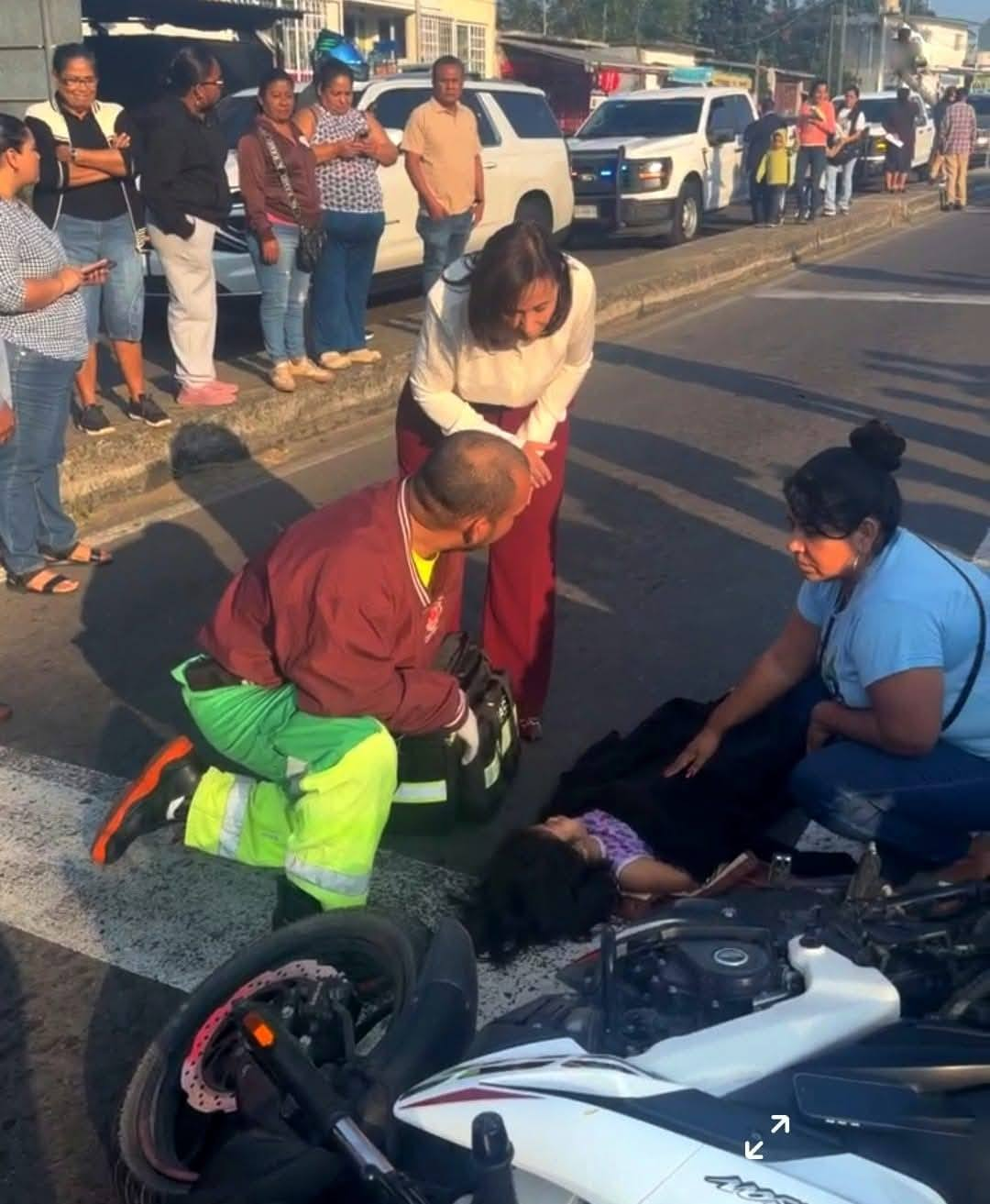 Gobernadora Rocío Nahle auxilia a madre e hija atropelladas en Paso del Toro