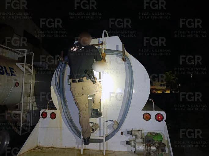 La FGR asegura más de 10 mil litros de #hidrocarburo en Barra Norte