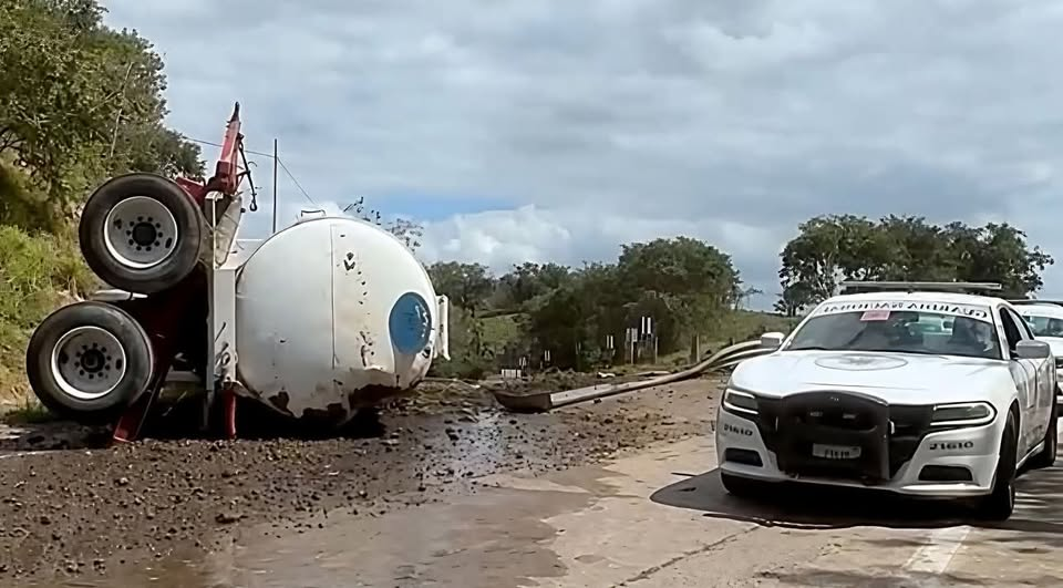 Se vuelca Pipa en la México–Tuxpan Se vuelca Pipa en la México–Tuxpan