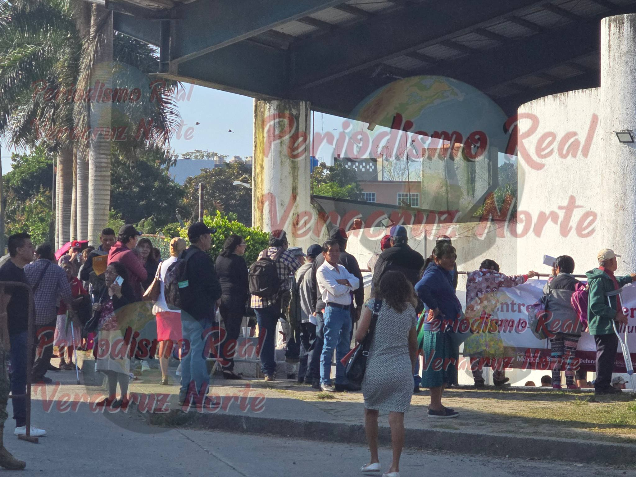 Entregan enseres a damnificados por la inundación de octubre