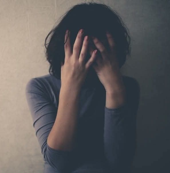 Adolescente se quita la vida tras meses de crisis emocional