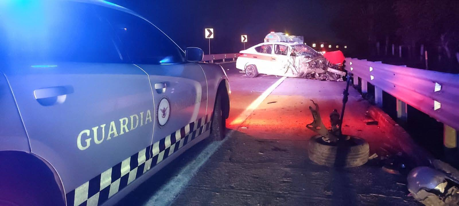 Taxi termina destrozado tras aparatoso accidente en la autopista México–Tuxpan Taxi termina destrozado tras aparatoso accidente en la autopista México–Tuxpan