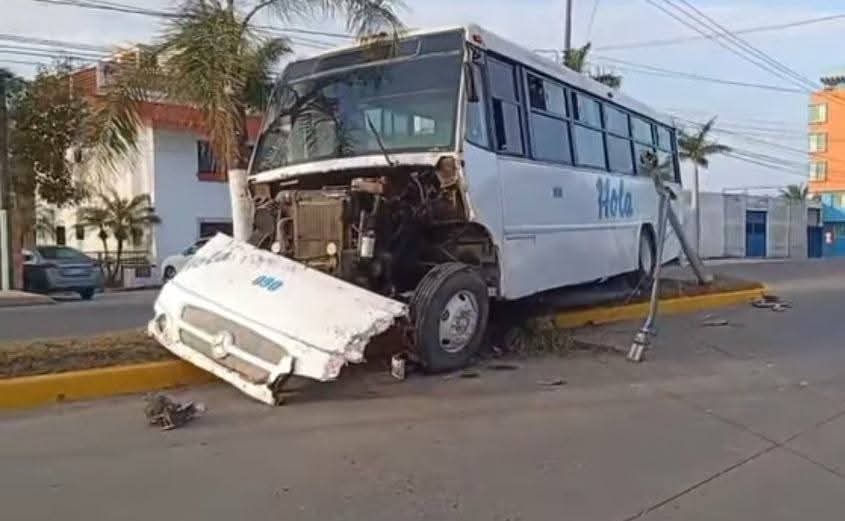 Autobús de pasajeros se sube al camellón tras presunto malestar del conductor Autobús de pasajeros se sube al camellón tras presunto malestar del conductor