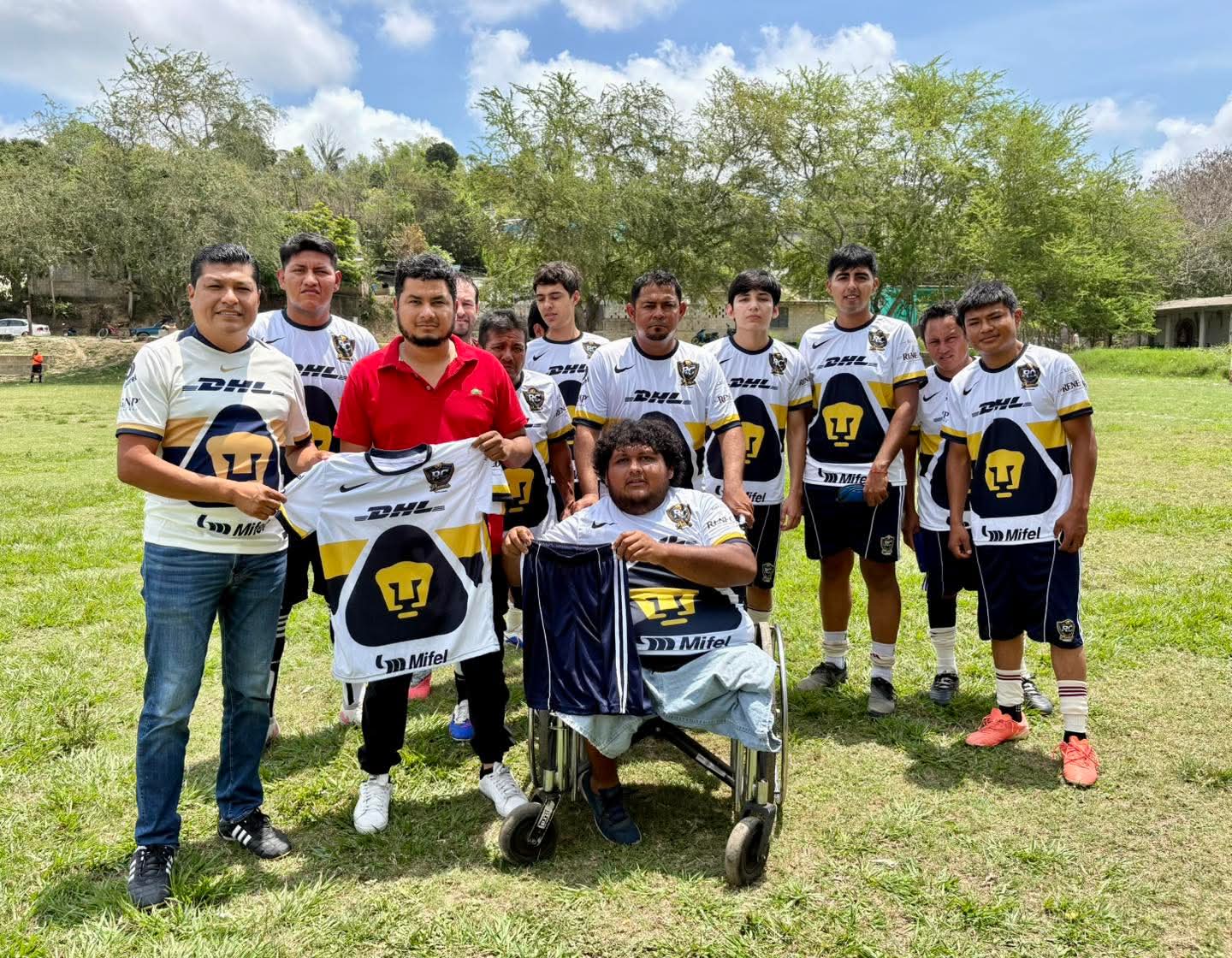 Regidor René Cruz Cortés entrega uniformes a equipo “Cuervos FC” Regidor René Cruz Cortés entrega uniformes a equipo “Cuervos FC”