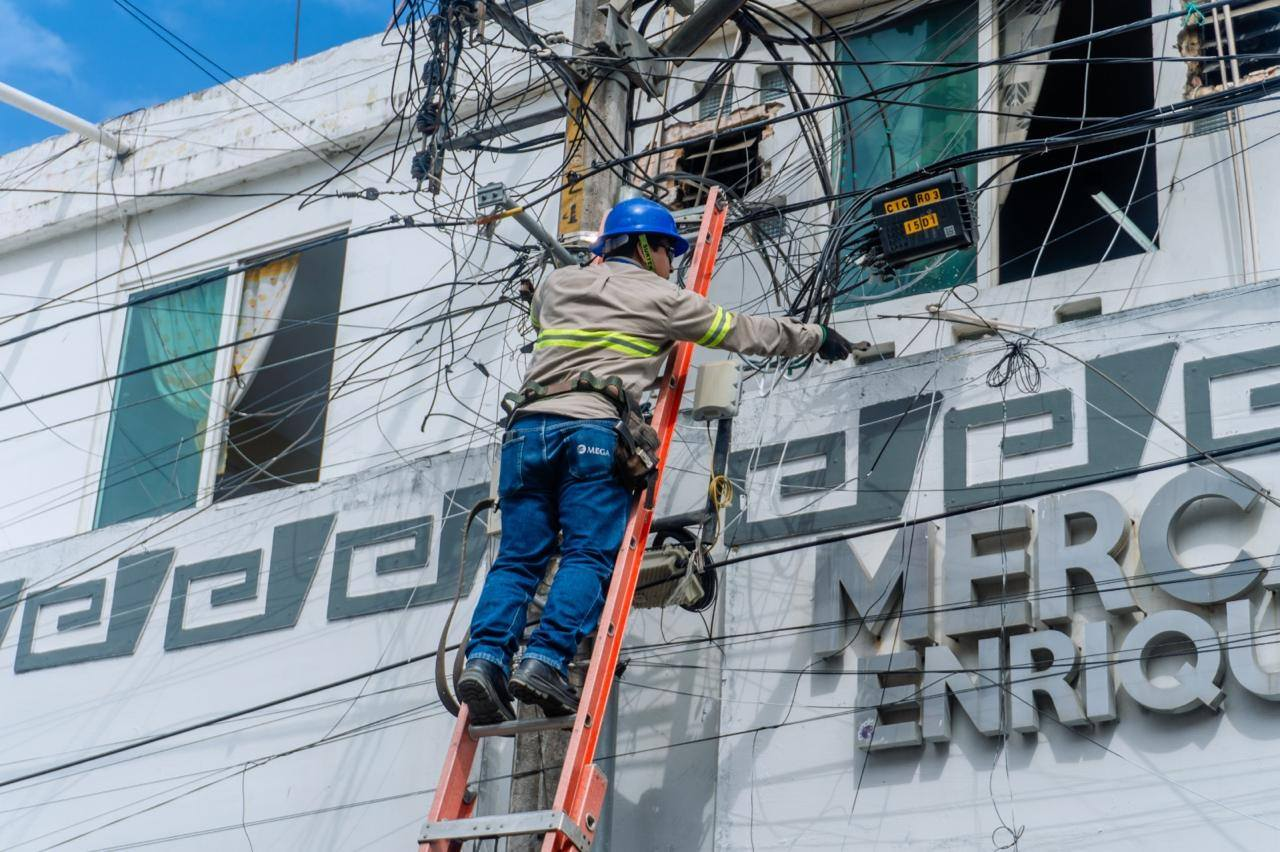 Avanza el ordenamiento urbano en Tuxpan con retiro de cableado aéreo en desuso Avanza el ordenamiento urbano en Tuxpan con retiro de cableado aéreo en desuso