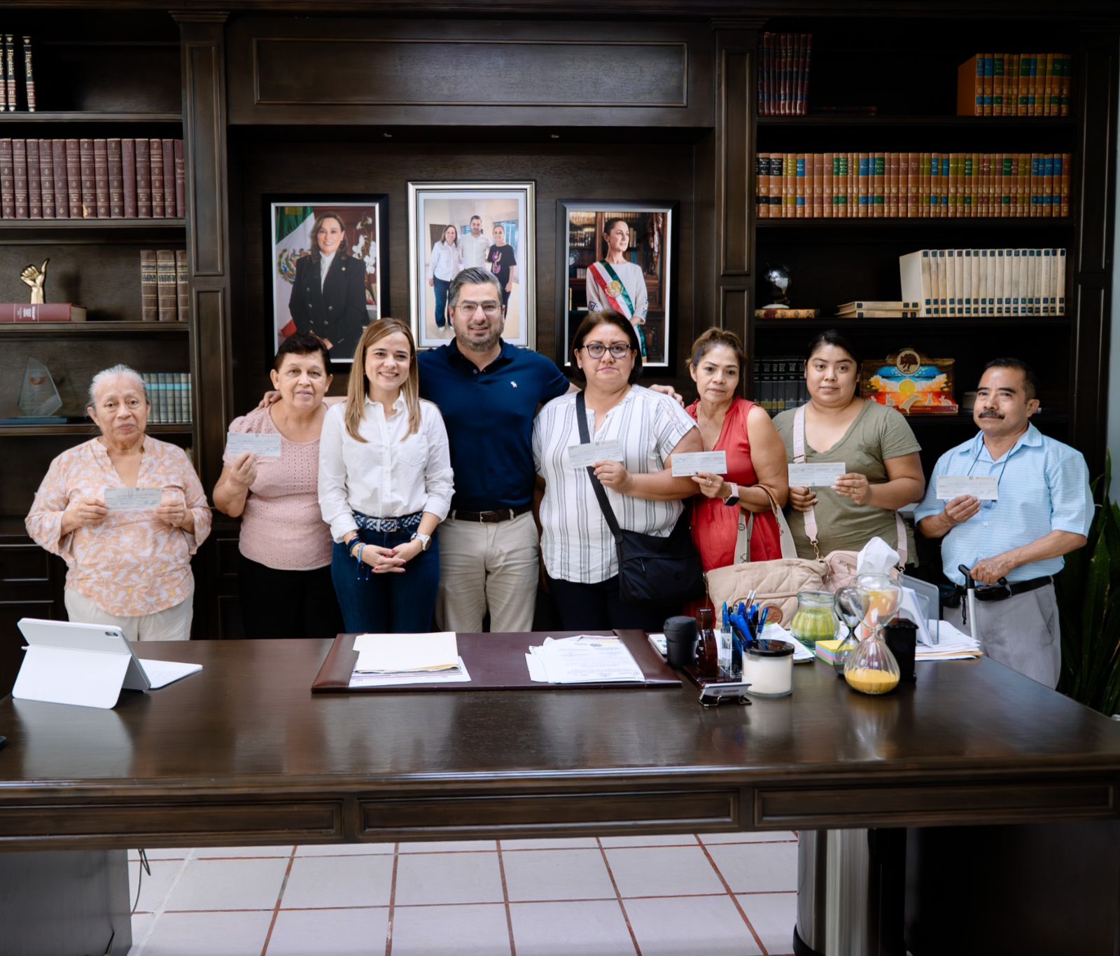 Gobierno de Tuxpan entrega apoyos económicos a comerciantes y familia afectados por incendio